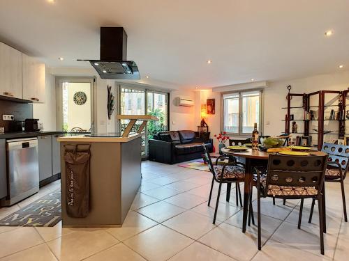 une cuisine et un salon avec une table et des chaises dans l'établissement Nestor&Jeeves - CIGALUSA TERRASSE - Port area - Close Old Town, à Nice