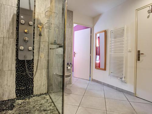 une salle de bain avec douche et toilettes dans l'établissement Nestor&Jeeves - CIGALUSA TERRASSE - Port area - Close Old Town, à Nice