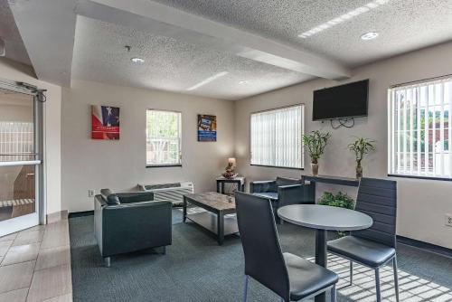 a waiting room with a table and chairs at Motel 6-Charlotte, NC - University in Charlotte