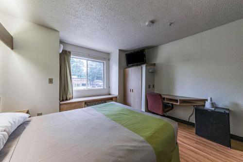 เตียงในห้องที่ Motel 6-Charlotte, NC - University