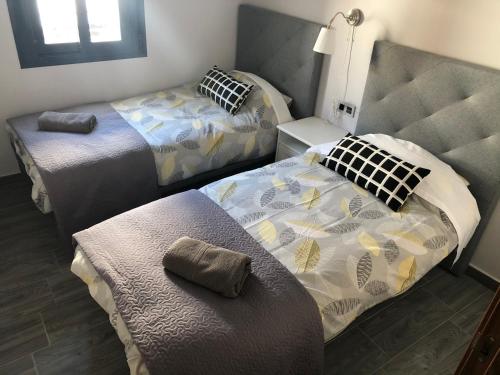 1 dormitorio con 2 camas y 1 cama sidx sidx sidx sidx en Apartamento Girasol, en Ardales