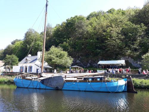 Un bateau bleu assis dans l'eau avec une foule de gens dans l'établissement Korriganez - Hennebont, à Hennebont