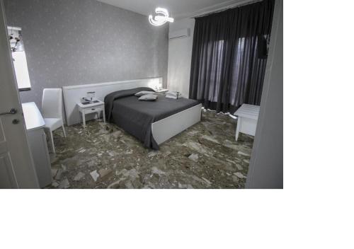 ein kleines Schlafzimmer mit einem Bett und einem Fenster in der Unterkunft B&B ARENA in Pompei