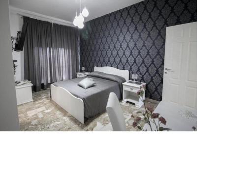 1 dormitorio con 1 cama y vestidor en B&B ARENA, en Pompeya