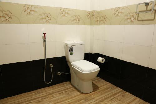 A bathroom at Dearly Holiday Home And Safari