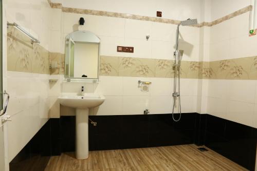 a bathroom with a sink and a shower at Dearly Holiday Home And Safari in Tissamaharama