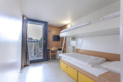 a bedroom with a bed and a window at Horizons Accommodation in London