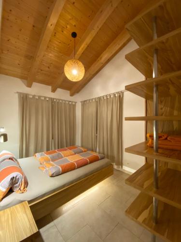 オエッツにあるVilla 22の木製の天井が特徴のベッドルーム1室(ベッド1台付)