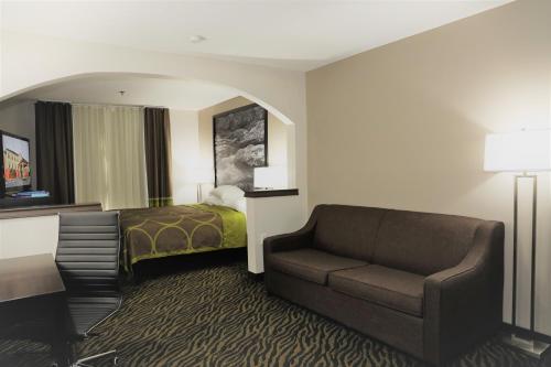 Ein Sitzbereich in der Unterkunft Super 8 by Wyndham High Point/Greensboro