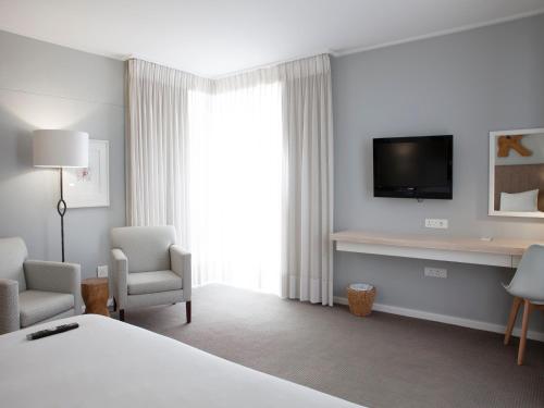 TV a/nebo společenská místnost v ubytování Atlantic Beach Hotel