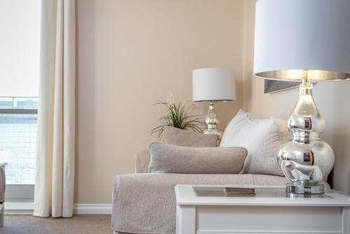 A bed or beds in a room at Marine View Holiday Apartment Dundee 