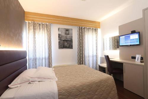 Un pat sau paturi într-o cameră la Hotels Campus
