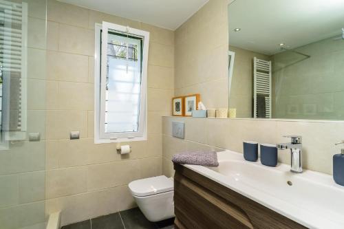 ein Badezimmer mit einem Waschbecken, einem WC und einem Spiegel in der Unterkunft SR-32 BEGUR SA RIERA 4 PAX in Begur