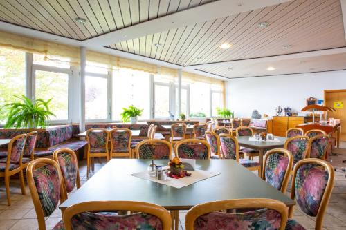 une salle à manger avec des tables et des chaises dans l'établissement Das Gästehaus Puschendorf, à Puschendorf