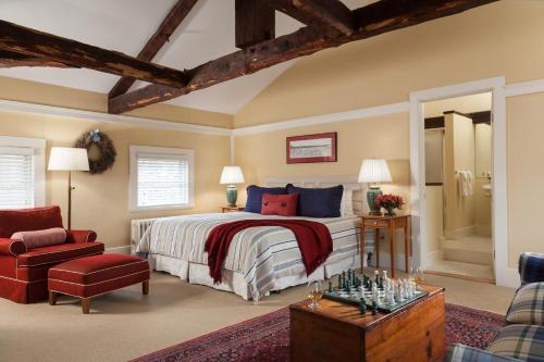 Una cama o camas en una habitación de Harbor Light Inn