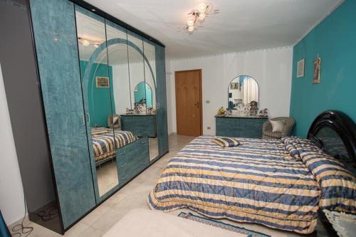 1 dormitorio con cama y espejo grande en B&b cuore di sicilia, en Santa Caterina Villarmosa