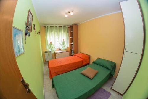 1 dormitorio con 2 camas y espejo en B&b cuore di sicilia, en Santa Caterina Villarmosa