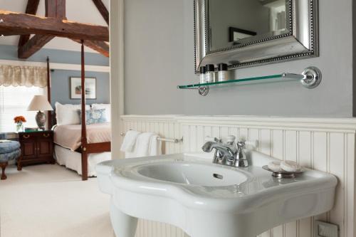 Un baño de Harbor Light Inn