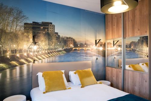 ein Schlafzimmer mit einem Gemälde eines Flusses in der Unterkunft TURGOT #80 - L'Appart. 100% Gaillard - 2 chambres in Brive-la-Gaillarde