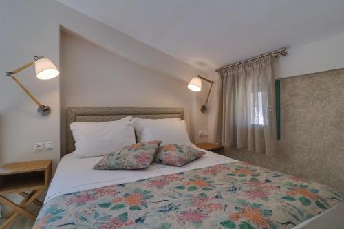 Una cama o camas en una habitación de Alegria Suites