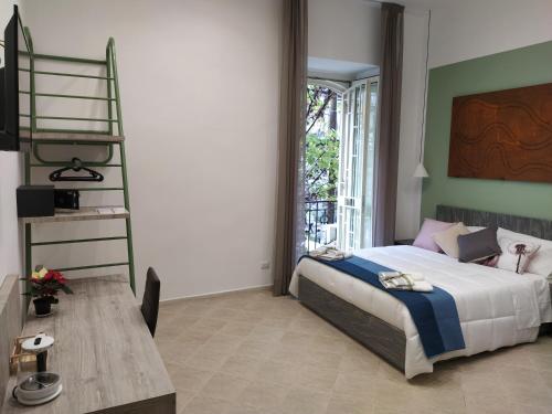 - une chambre avec un lit, une table et une échelle dans l'établissement La Casa di Halley, à Naples