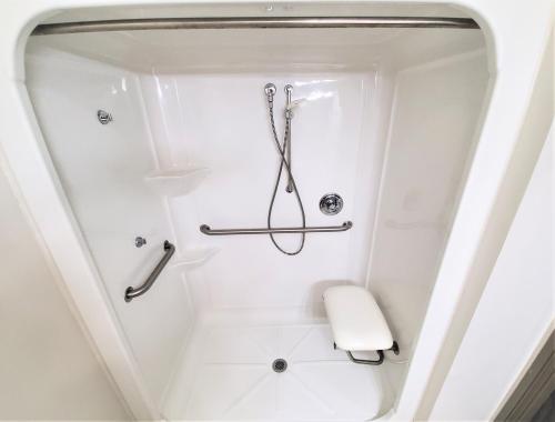 Ein Badezimmer in der Unterkunft Super 8 by Wyndham High Point/Greensboro