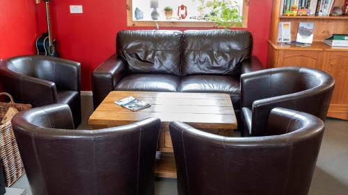 A seating area at Achmelvich Beach Youth Hostel 