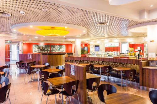a restaurant with tables and chairs and a bar at Radisson Blu Hotel Olümpia in Tallinn