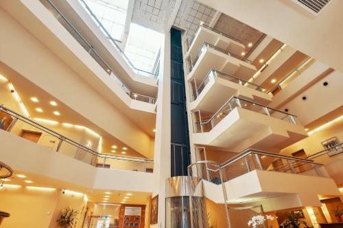 eine Treppe in einem Gebäude mit einem Oberlicht in der Unterkunft Radisson Blu Ridzene Hotel, Riga in Riga