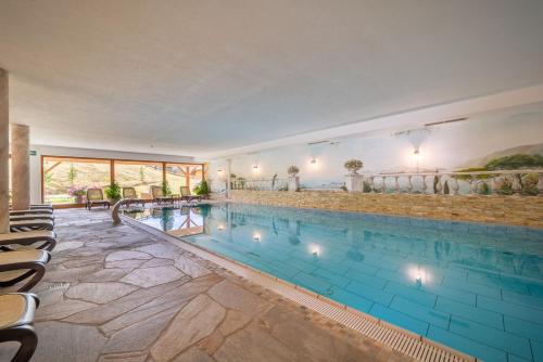 a swimming pool in a house with a swimming poolvisorvisor at Hohe Gaisl in Braies