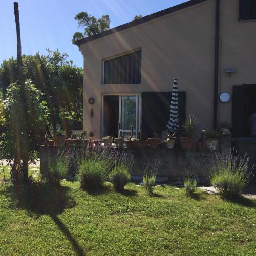 a house with plants in front of a yard at Agriturismo Terre Bianche in Teolo