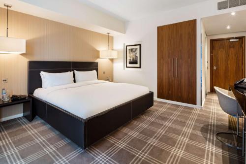 Una cama o camas en una habitación de Radisson Blu Hotel, London Canary Wharf East