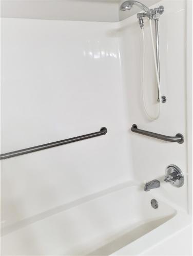 Ein Badezimmer in der Unterkunft Super 8 by Wyndham High Point/Greensboro