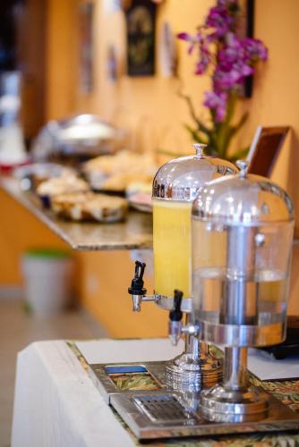 a food processor sitting on top of a table at Hotel La Brise in Cabo Frio