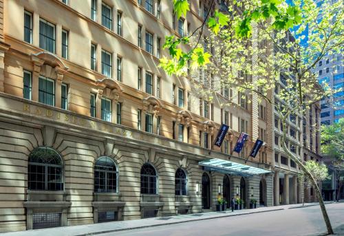ein Gebäude mit Flaggen auf der Seite in der Unterkunft Radisson Blu Plaza Hotel Sydney in Sydney