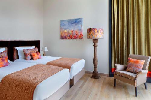 Кровать или кровати в номере Radisson Collection Hotel, Royal Mile Edinburgh