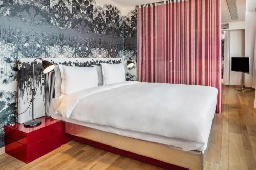 Кровать или кровати в номере Radisson Collection Hotel, Royal Mile Edinburgh