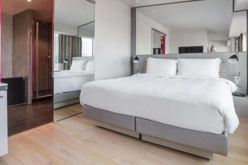 Кровать или кровати в номере Radisson Collection Hotel, Royal Mile Edinburgh