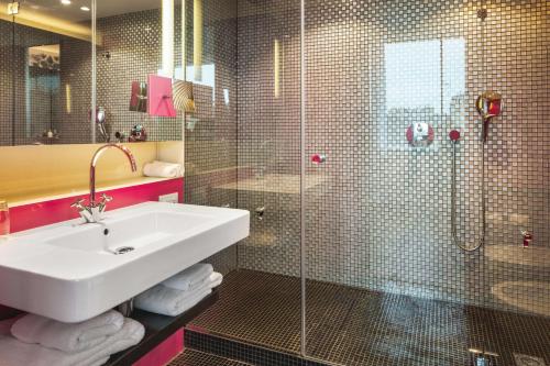 Ванная комната в Radisson Collection Hotel, Royal Mile Edinburgh