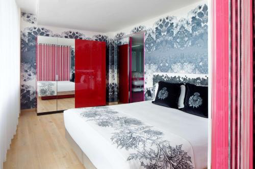 Кровать или кровати в номере Radisson Collection Hotel, Royal Mile Edinburgh