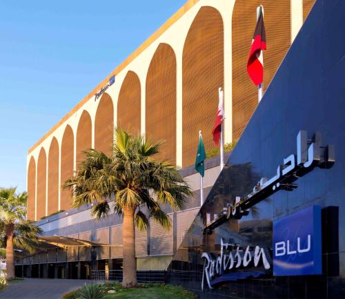 فندق راديسون بلو الرياض في الرياض: مبنى امامه نخله