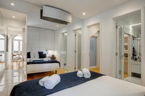 - une chambre avec un lit et 2 serviettes blanches dans l'établissement Chic & Trendy T.M. Flat, à Lisbonne
