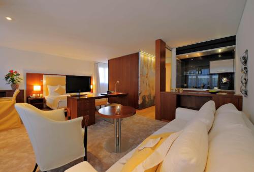 ein Wohnzimmer mit einem großen weißen Sofa in einem Zimmer in der Unterkunft Radisson Blu Hotel, St. Gallen in St. Gallen