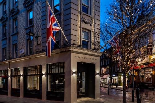 uma bandeira britânica no exterior de um edifício em Radisson Blu Hotel, London Mercer Street em Londres