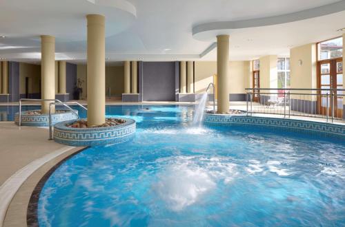 - une piscine avec une fontaine dans une chambre d'hôtel dans l'établissement Radisson BLU Hotel & Spa, Sligo, à Sligo