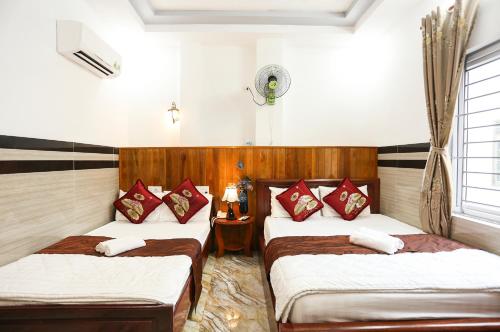 Giường trong phòng chung tại Lucky Hotel Quy Nhon