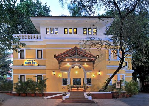 un grand bâtiment blanc avec une arche devant lui dans l'établissement Park Inn by Radisson Goa Candolim, à Candolim
