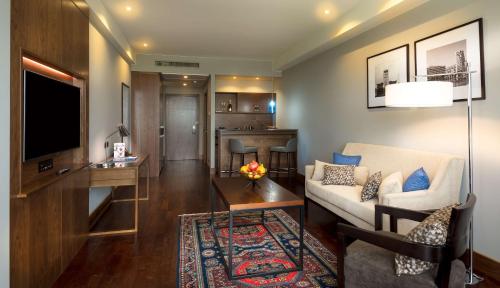  Radisson BLU Hotel Yerevan -  Room  picture :    Tea/Coffee maker    Minibar    Bath                            