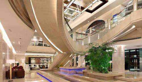 um átrio de um edifício com uma escada em espiral em Radisson Blu Hotel Liuzhou em Liuzhou