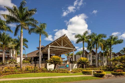 un complejo con palmeras y un edificio en Radisson Blu Resort Fiji, en Denarau